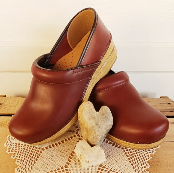 ROse RED Dansko Pro Honey Clog Oiled Leather Festive Cottage Boho 37 38 39 41 42 - Picture 3 of 9